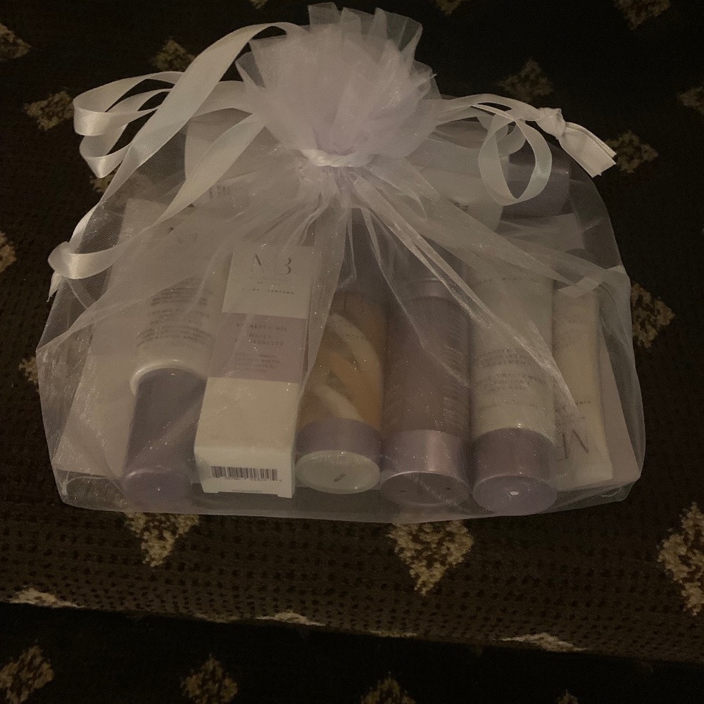 Meaningful Beauty by Cindy Crawford - 7 Products Included, Factory Sealed NEW